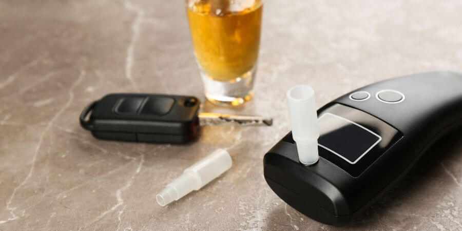 ¿Es posible la absolución en un juicio rápido por negarse a hacer la prueba de alcoholemia?